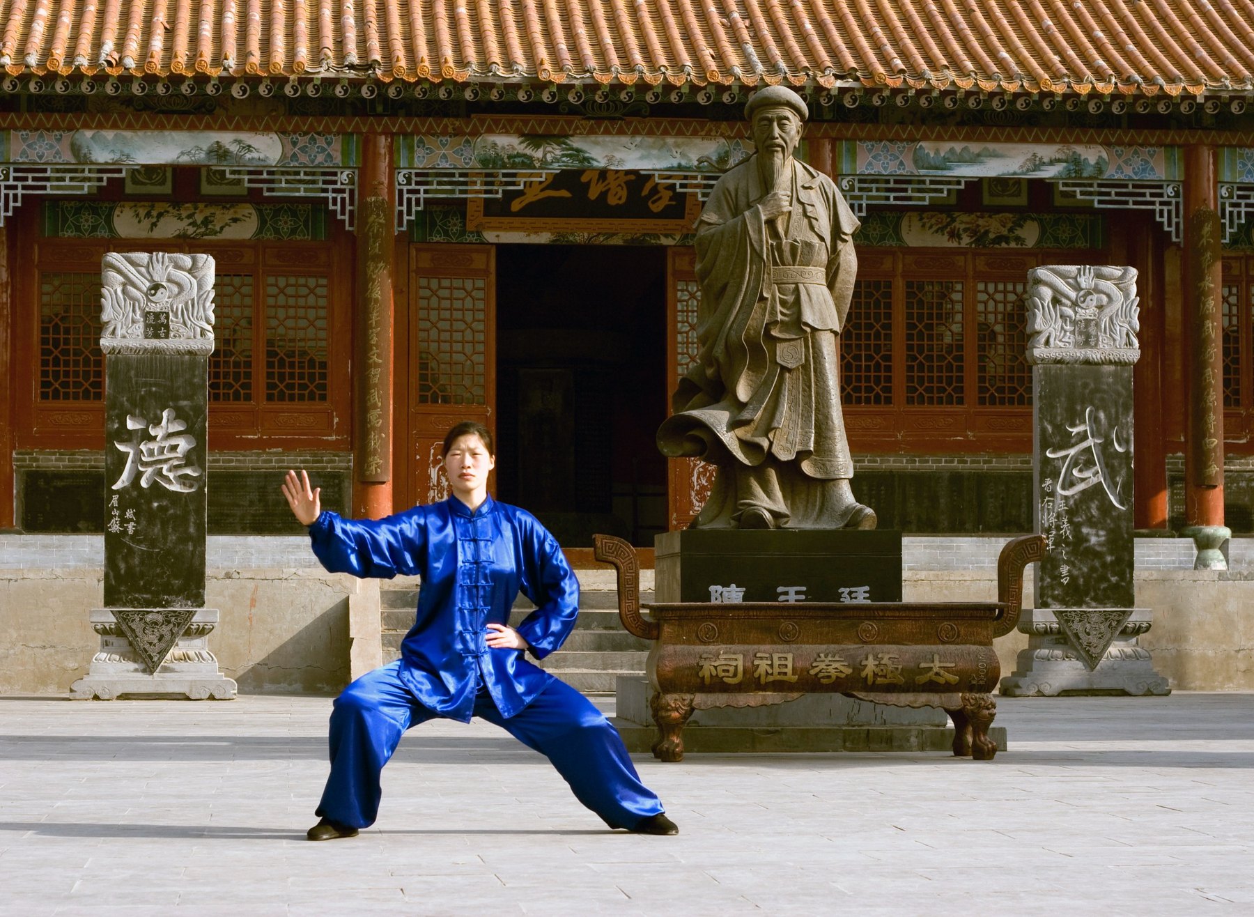 Master Chen Huixian practicing in Chenjiagou beside the statue of Chen Wangting